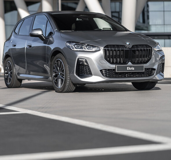 bmw-2-active-tourer-18i-grijs-exterieur-voorkant-zijkant-niergrille-mobiel