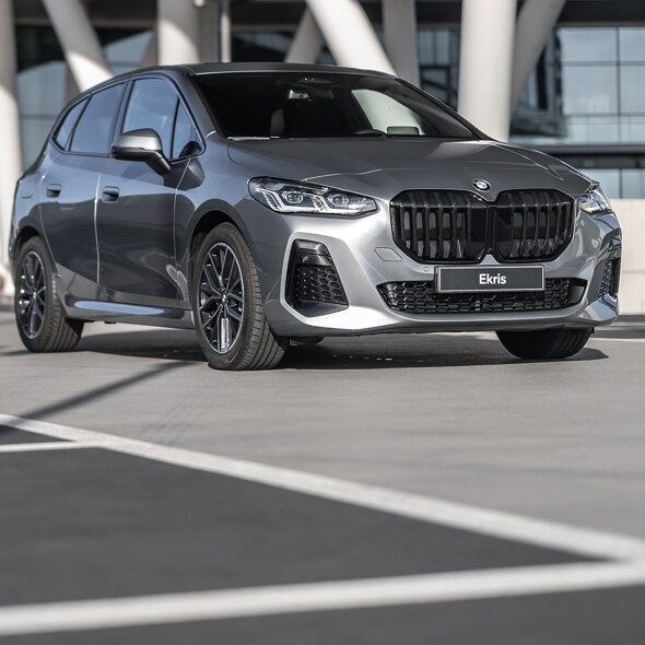 bmw-2-active-tourer-18i-grijs-exterieur-voorkant-zijkant-niergrille-mobiel