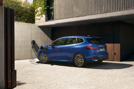 BMW-2-Serie-Active-Tourer-Blauw-zijkant-oprit-Ekris