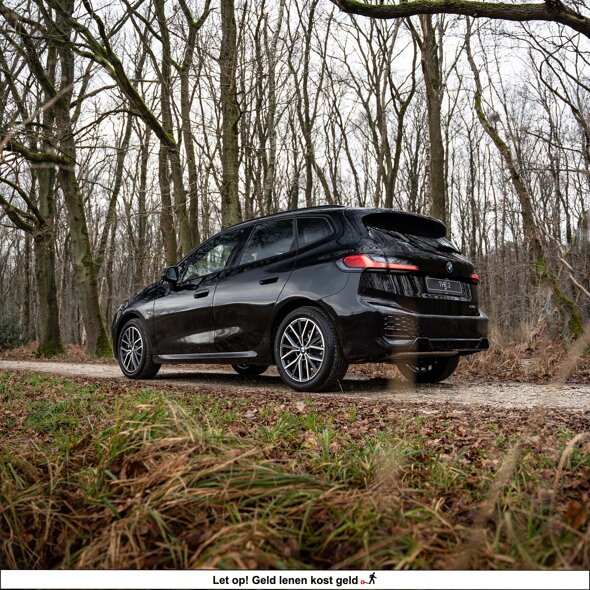 BMW-2-Serie-Active-Tourer-zwart-zijkant-achterkant-bos-mobiel