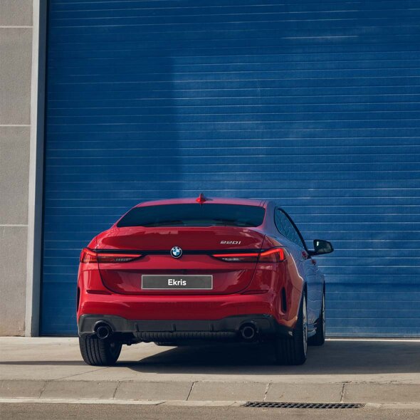 BMW-2-Serie-Gran-Coupé-Rood-Achterkant-garagedeur-blauw-header-mobiel