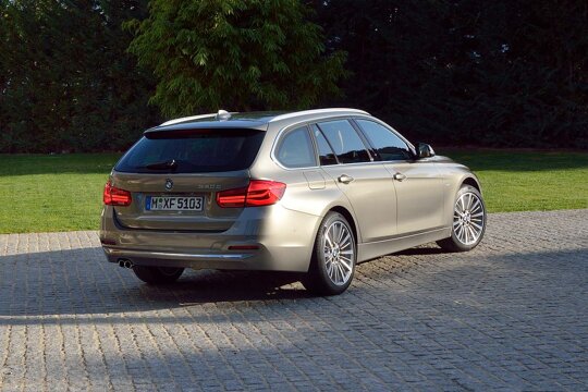 BMW-3-Serie-Touring-F31-Grijs-Achterkant-Zijkant-Grasveld