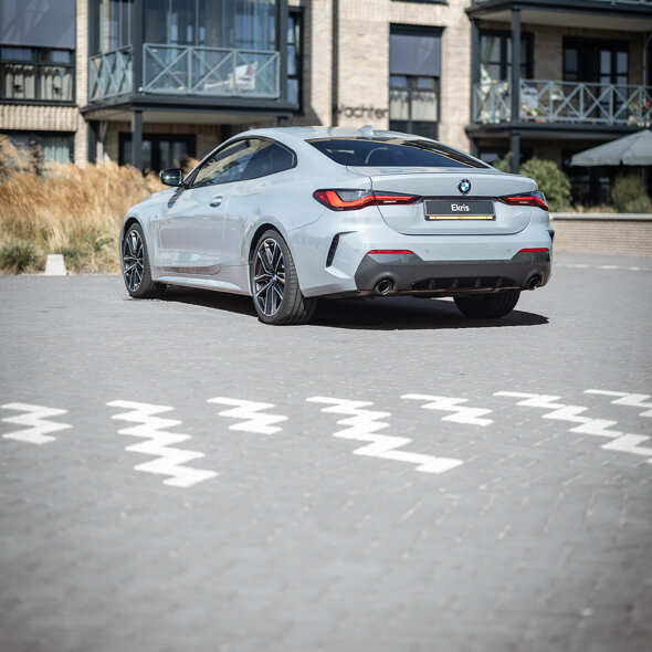 BMW_4_Coupé_20i_Grijs_Exterieur_Achterkant_Zijkant_Mobiel_Ekris