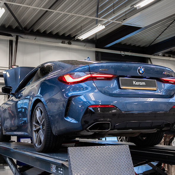 BMW-4-Serie-Coupé-blauw-achterkant-brug-werkplaats-mobiel-keram