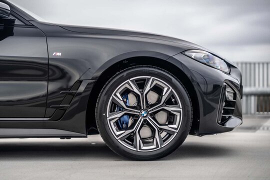 BMW-4-Serie-Gran-Coupé-zwart-banden-velg-close-up