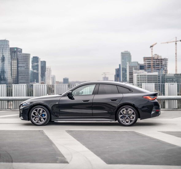 BMW-4-Serie-Gran-Coupé=zwart-zijkant-parkeerdek-skyline-mobiel