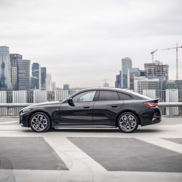BMW-4-Serie-Gran-Coupé=zwart-zijkant-parkeerdek-skyline-mobiel