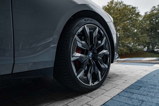 BMW-5-Serie-Grijs-Velg-Voorkant-Close-Up-Ekris