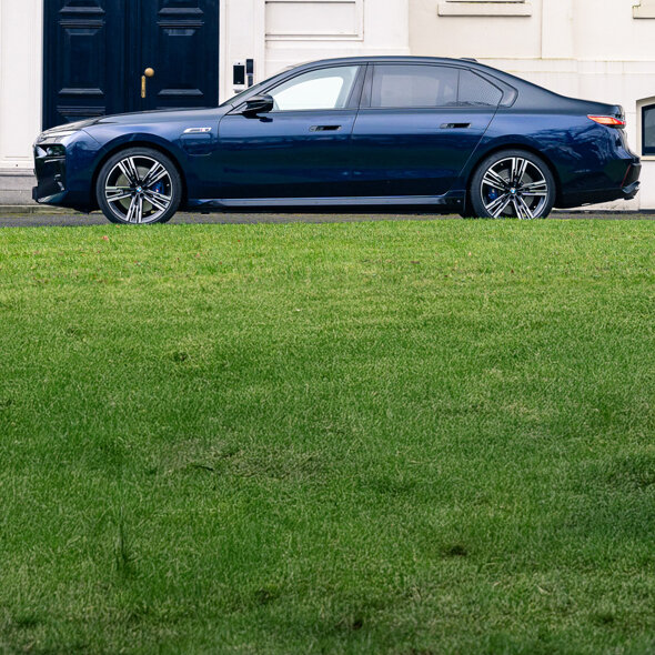 BMW_7_1180x1180