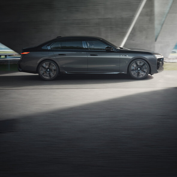 BMW_7_Serie_60e_Hybride_Grijs_Exterieur_Rijdend_Zijkant_Keram_1180x1180