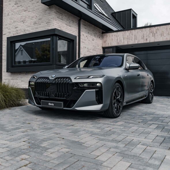 BMW_7_Serie_Grijs_Voorkant_Huis_Header_Mobile_Ekris