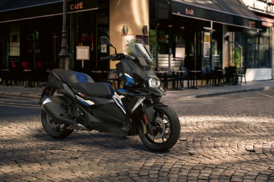 BMW-C400X-Zwart-blauw-klinkers-stad