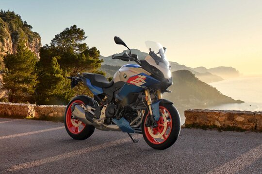 BMW_F_900_XR_Zijkant_Bergen_Zee_Header_Desktop_Ekris