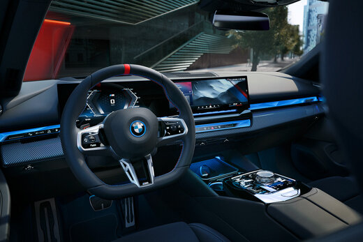 BMW-i5-Touring-Interieur-Cockpit-1040x694