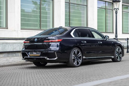 BMW-i7-Blauw-Achterkant-Zijkant-Straat-Ekris-Header-Desktop