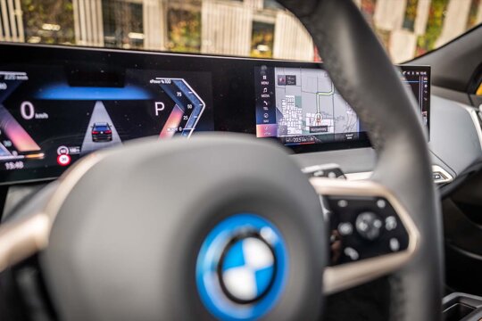 BMW-iX-interieur-stuur-curved-display