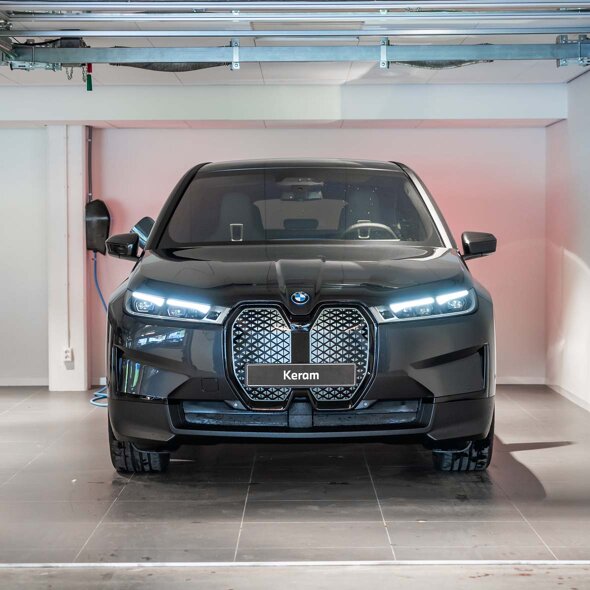 BMW-iX-voorkant-zwart-garage-header-mobiel