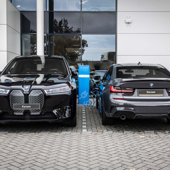 BMW-iX-zwart-voorkant-bmw-3-serie-sedan-hybride-achterkant-laadpaal-mobiel-keram