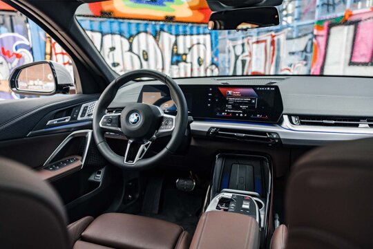 BMW-iX2-Interieur-Cockpit