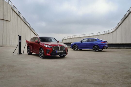 BMW-iX2-Rood-Voorkant-BMW-X2-BLauw-Zijkant
