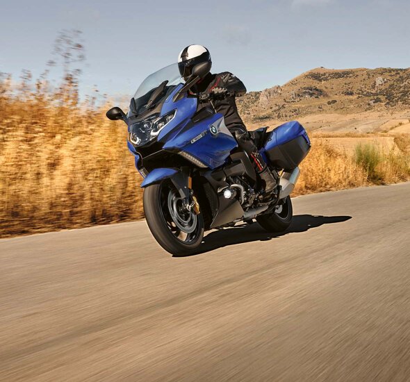 BMW_K_1600_GT_Blauw_Zijkant_Rijdend_Header_Mobile_Ekris