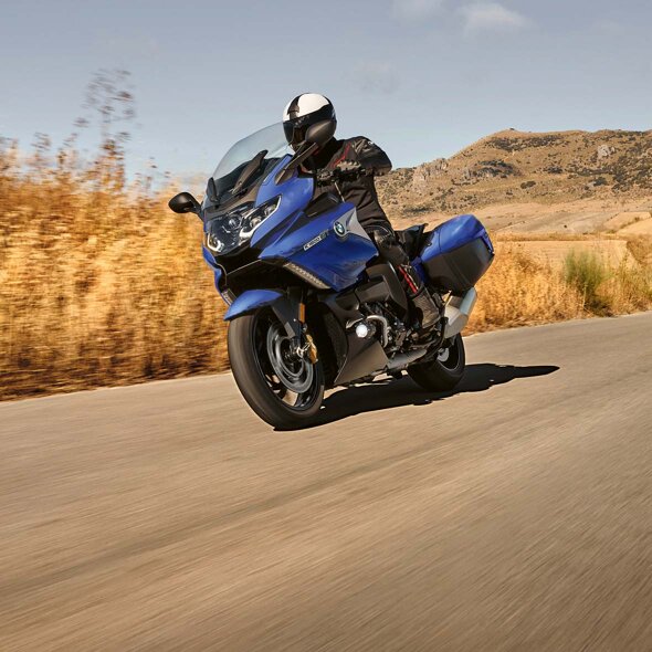 BMW_K_1600_GT_Blauw_Zijkant_Rijdend_Header_Mobile_Ekris