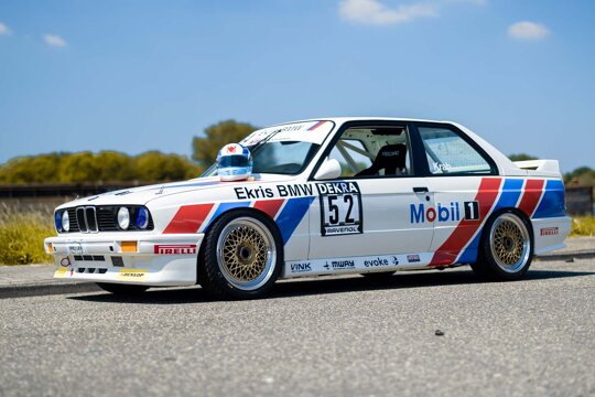 BMW-M3-E30-Classic-Racer-Fred-Krab-zijkant-helm