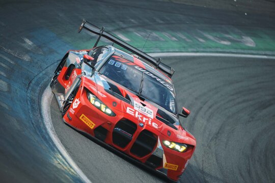 BMW_M4_GT3_Evo_Rood_Paradine_Voorkant_Bocht3