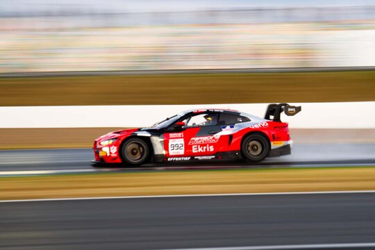 BMW_M4_GT3_Evo_Rood_Zijkant_Spray_Magny_Cours