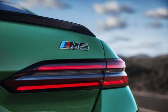 BMW-M5-Sedan-Groen-Achterkant-Achterlicht-M5-embleem-ekris