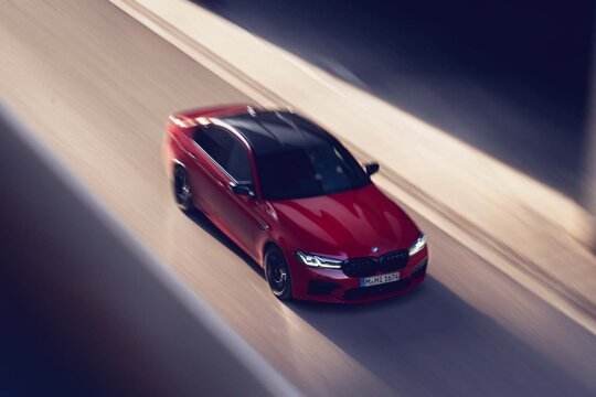BMW-M5-Sedan-Rood-voorkant-bovenkant-rijdend