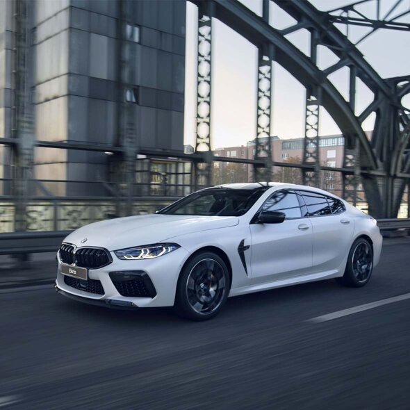 BMW-M8-Gran-Coupé-wit-zijkant-rijdend-brug-mobiel