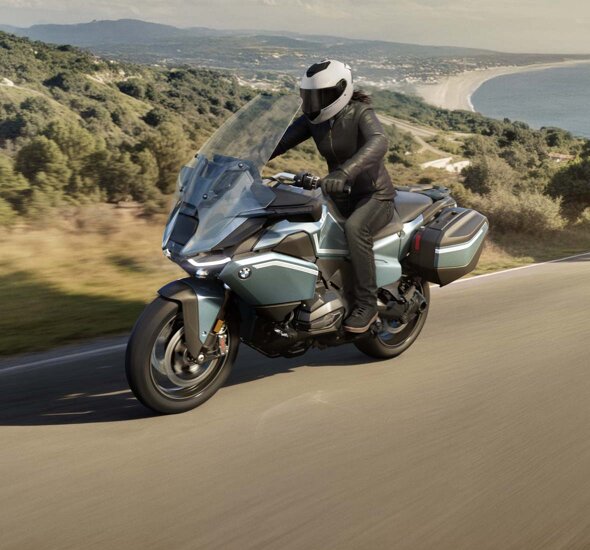 BMW_R_1300_RT_Rijdend_Zijkant_Bergweg_Water_Ekris_Header_Mobile