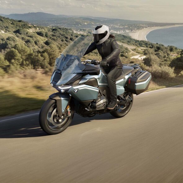 BMW_R_1300_RT_Rijdend_Zijkant_Bergweg_Water_Ekris_Header_Mobile