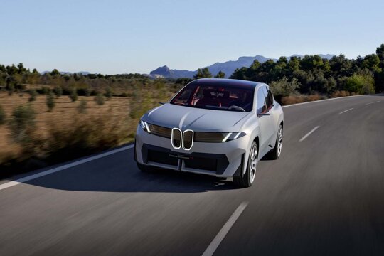 BMW-Vision-Neue-Klasse-X-Grijs-Voorkant-Rijdend