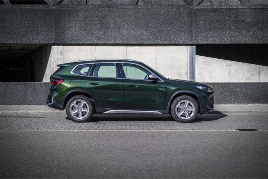 BMW_X1_18i_sDrive_Groen_Exterieur_Zijkant_Wielen_Deuren_Ekris