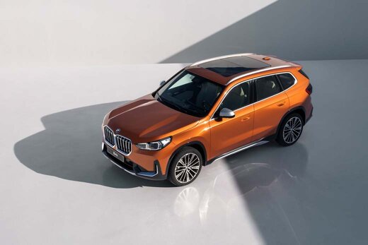 BMW-X1-Oranje-bovenkant-voorkant-zijkant