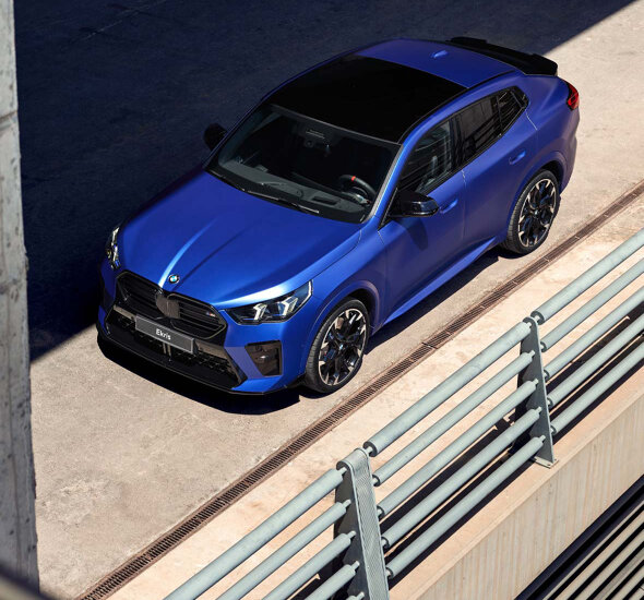 bmw-x2-blauw-voorkant-bovenkant-schaduw-header-mobile