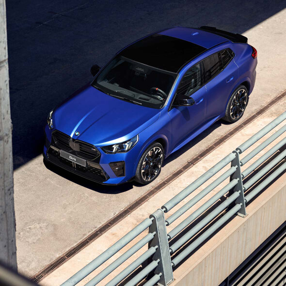 bmw-x2-blauw-voorkant-bovenkant-schaduw-header-mobile