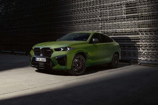 BMW-X6-M-Groen-Voorkant-Zijkant