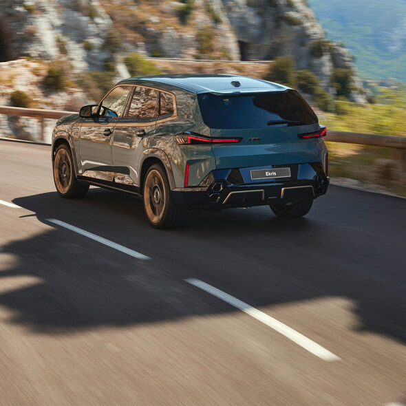 BMW-XM-Groen-Achterkant-Zijkant-Rijdend-bergweg-mobiel-ekris