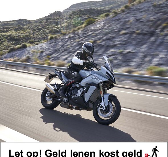 BMW-XR-1000-grijs-rijdend-zijkant-bergweg-header-mobiel