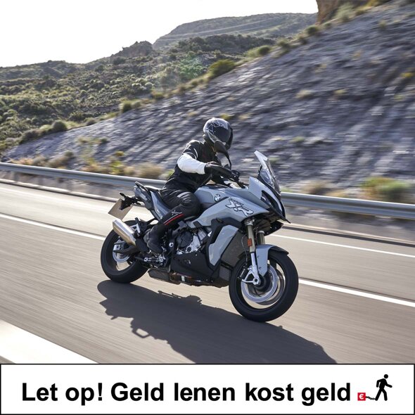 BMW-XR-1000-grijs-rijdend-zijkant-bergweg-header-mobiel