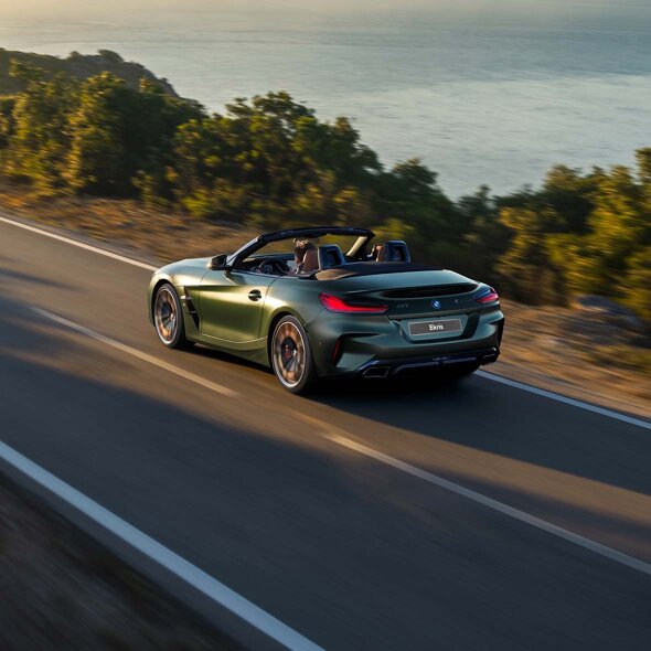 BMW-Z4-Pure-Impulse-Edition-Groen-Achterkant-Rijdend-Ekris-Header-Mobile