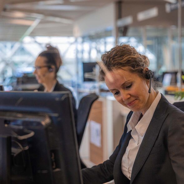 Ekris-BMW-receptioniste-aan-het-werk-mobiel