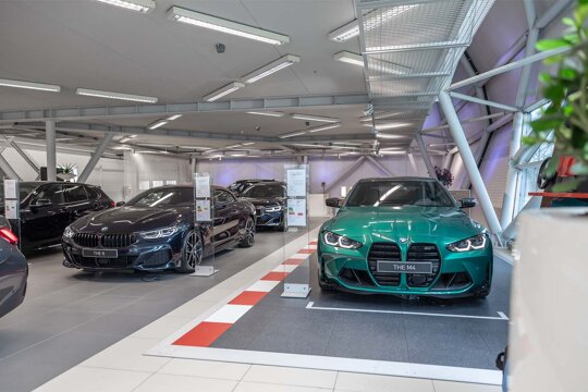 Ekris-BMW-Utrecht-showroom-bmw-m4-groen-bmw-8-serie-cabrio
