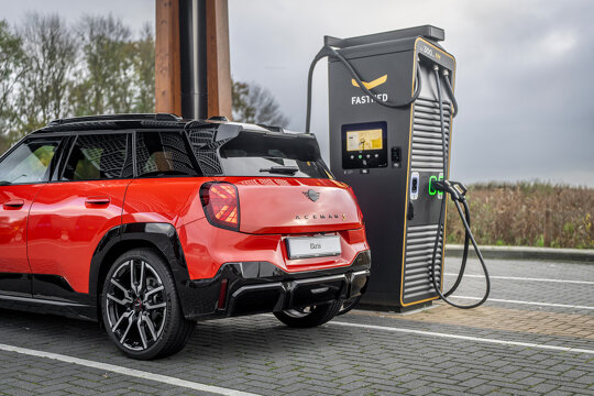 MINI Aceman aan Fastned snellader