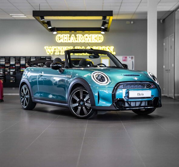 MINI-Cabrio-Seaside-Edition-blauw-voorkant-zijkant-showroom-header-mobiel