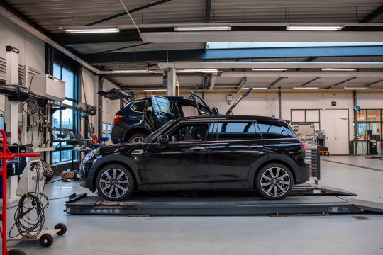 mini-clubman-zwart-zijkant-brug-werkplaats-keram