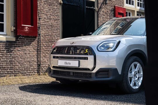 MINI_Countryman-Electric_Grijs_Voorkant_Close_Up_Ekris